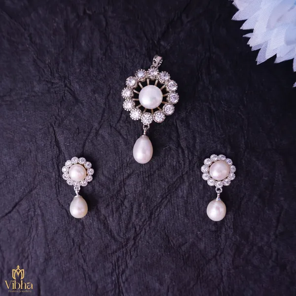 White_Premium_Metal_Pendant_Set_For_Women