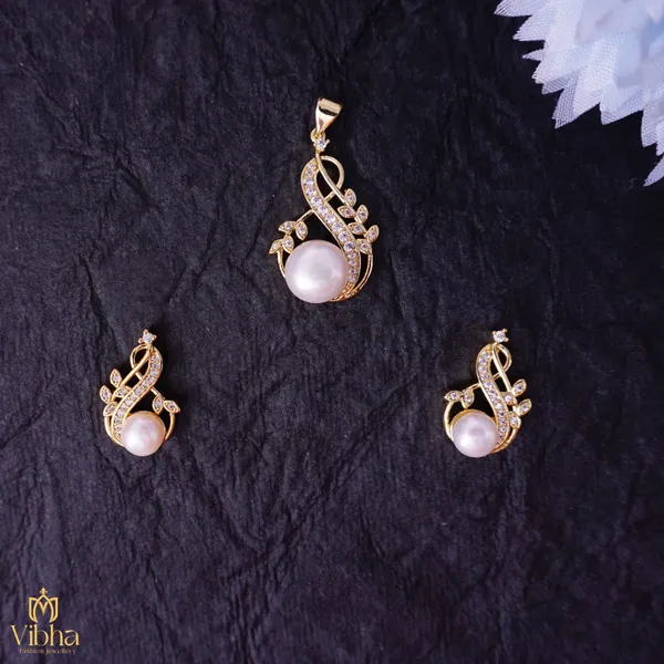 White_Premium_Metal_Pendant_Set_For_Women