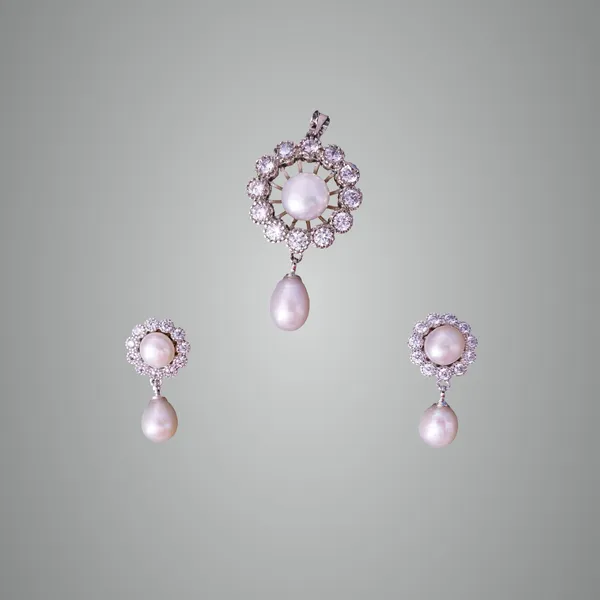 White_Premium_Metal_Pendant_Set_For_Women