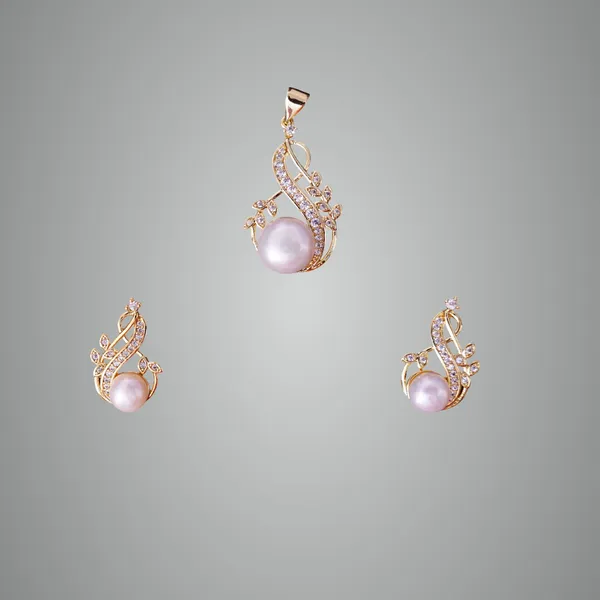 White_Premium_Metal_Pendant_Set_For_Women