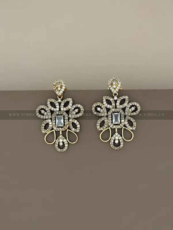 White_Premium_Metal_Necklace_Set_For_Women
