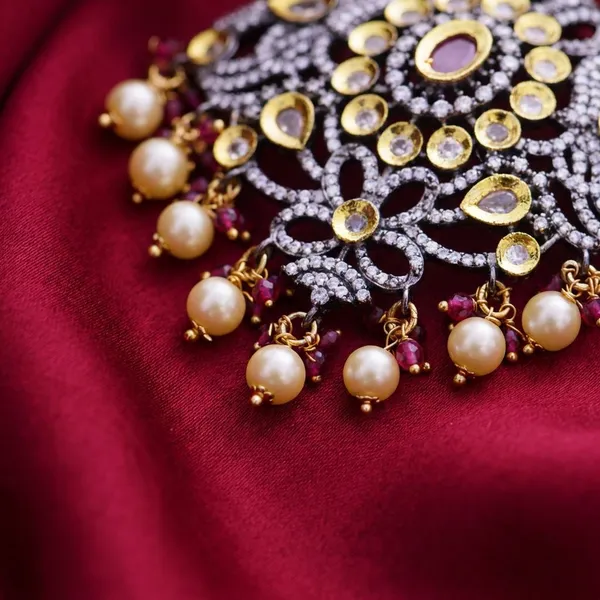 Gold_Premium_Metal_Pendant_Set_For_Women