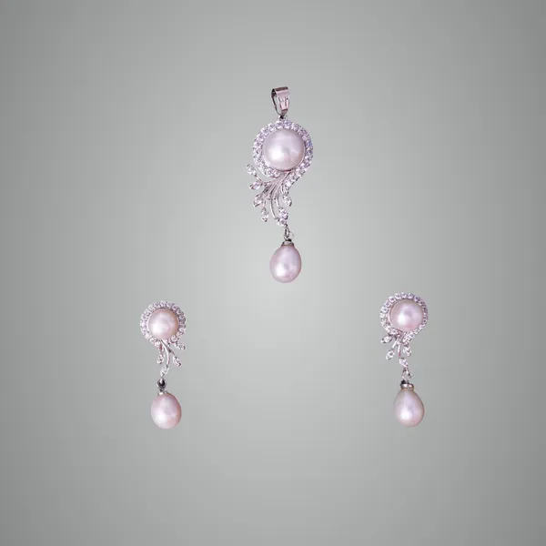 White_Premium_Metal_Pendant_Set_For_Women