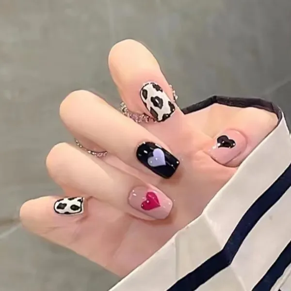 Black_and_White_Nails_With_Glue_&_Manicure_Kit__Moo_Hearts__(Set_Of_24)