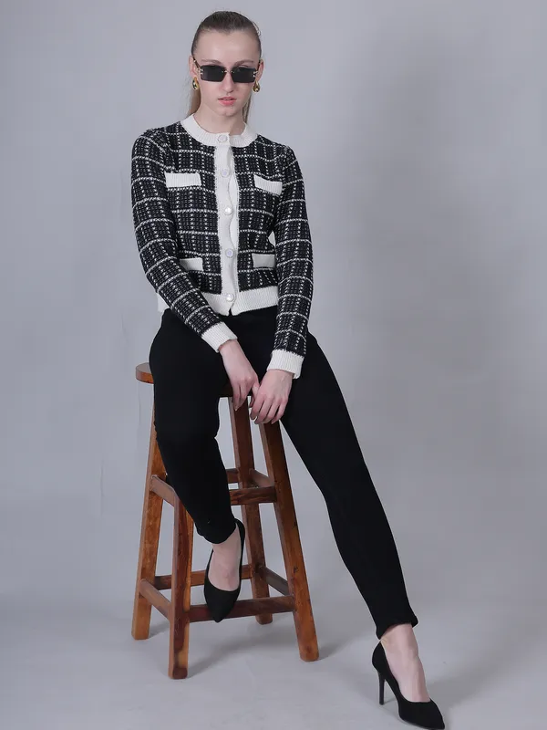 Black_Woolen_Checked_Sweater_For_Women