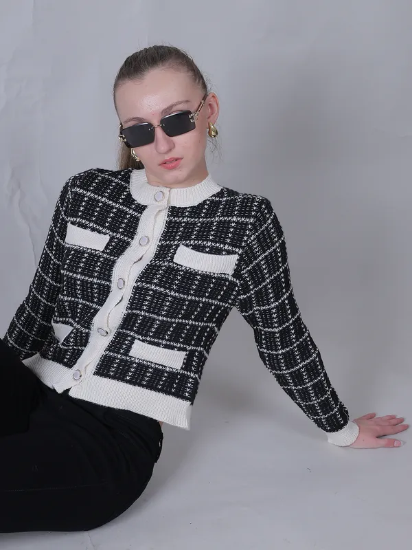 Black_Woolen_Checked_Sweater_For_Women