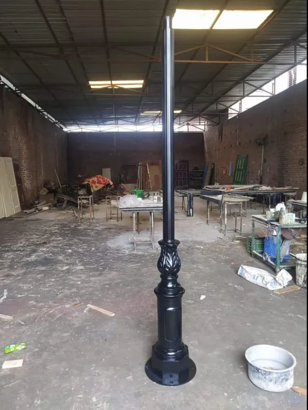Black_Metal_Decorative_Outdoor_Garden_Light_Pole
