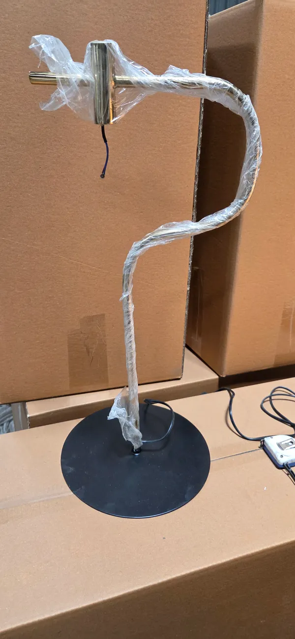 Stainless_Steel_Traditional_Gold_Black_Powder_Coated_Table_Lamp