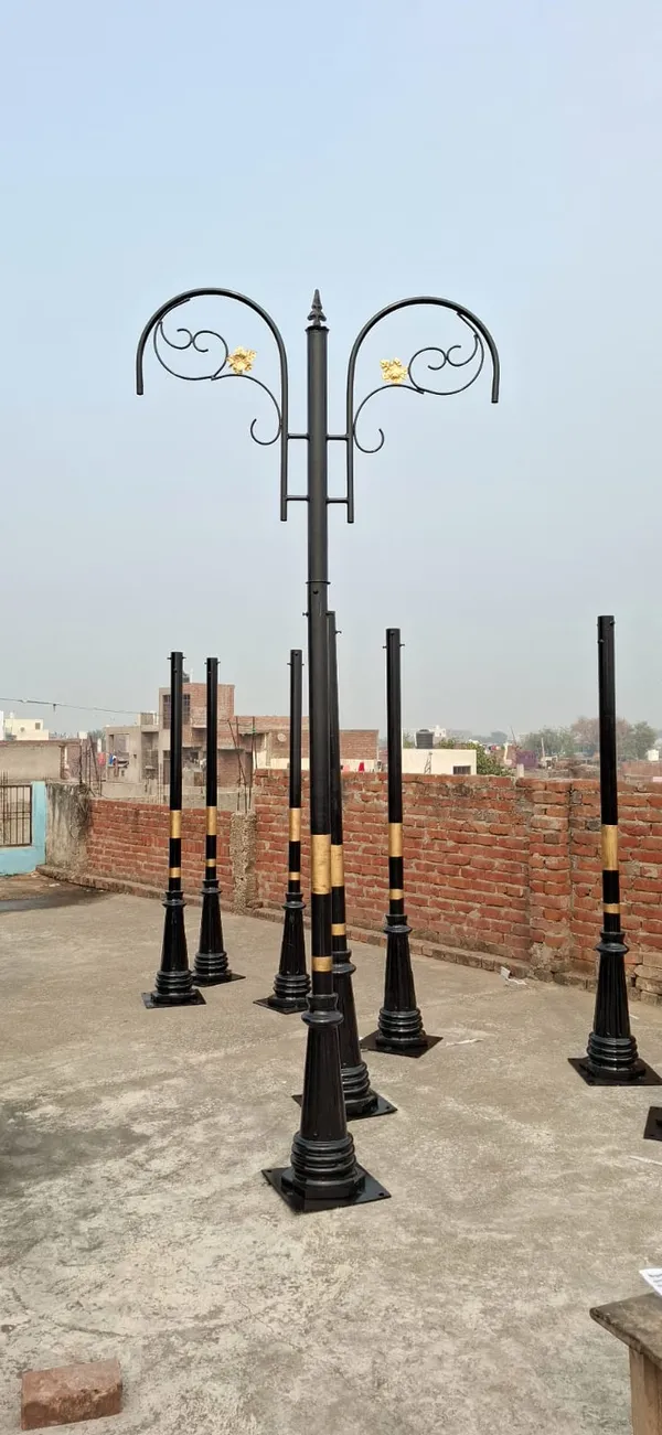 Black_Iron_Decorative_Double_Arm_Outdoor_Garden_Light_Pole