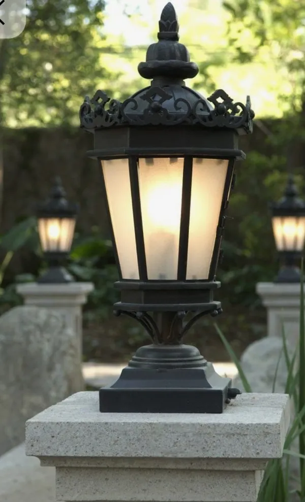 Black_Traditional_Outdoor_Post_Lantern_Light