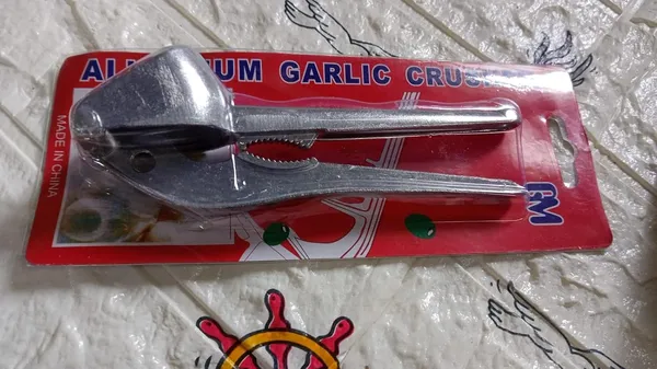 Silver_Garlic_Press_All_Aluminum_Easy_To_Use_With_Light_Weight_Without_Difficulty_Cooking_Baking_And_Kitchen_Tool_And_Dishwasher_Safe