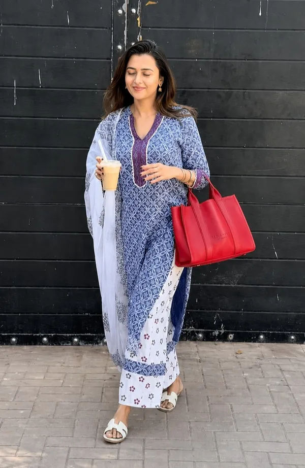 Tejasswi_Prakash_Indigo_Bloom_Classy_Printed_Lilan_kurti_Set
