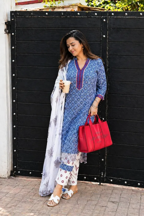 Tejasswi_Prakash_Indigo_Bloom_Classy_Printed_Lilan_kurti_Set