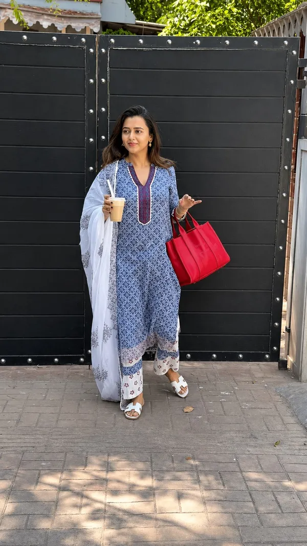 Tejasswi_Prakash_Indigo_Bloom_Classy_Printed_Lilan_kurti_Set
