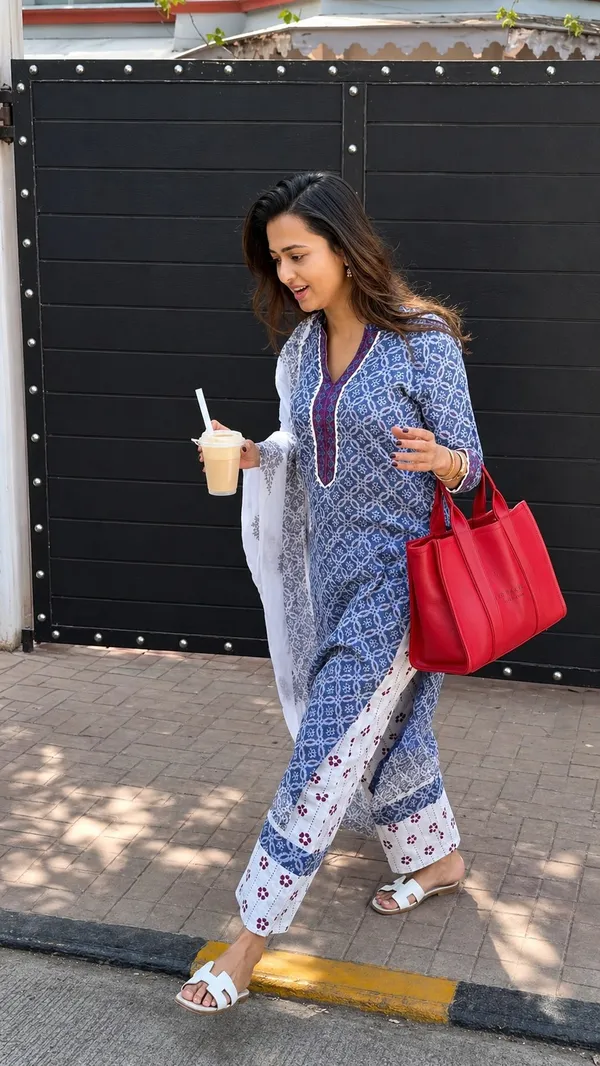 Tejasswi_Prakash_Indigo_Bloom_Classy_Printed_Lilan_kurti_Set