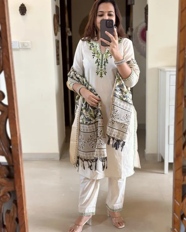 Green_And_Off_White_Cotton_Flex_Floral_Printed_Kurta_Set_Pack_Of_2_For_Women