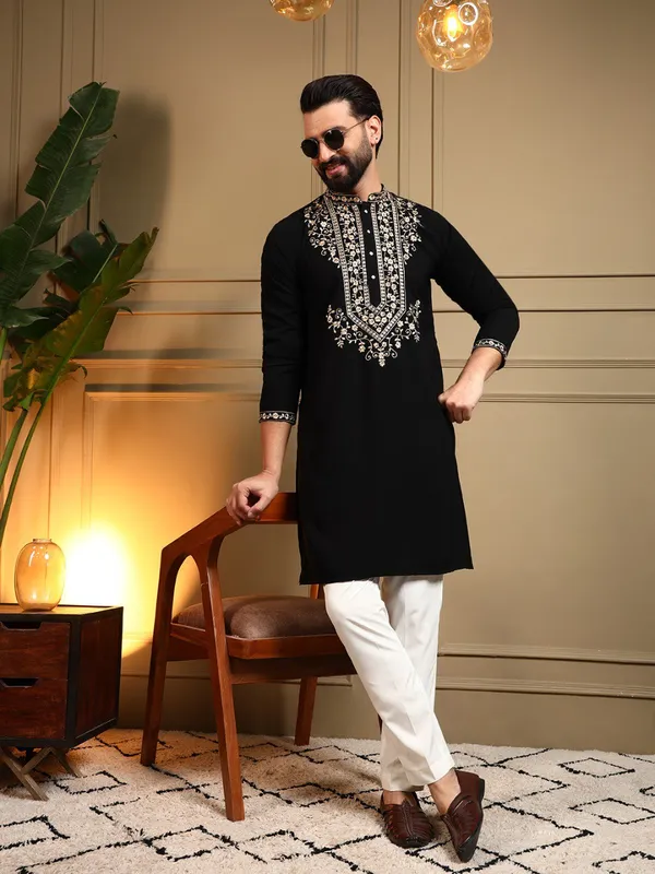 Black_Cotton_Straight_Embroidered_Kurta_For_Men