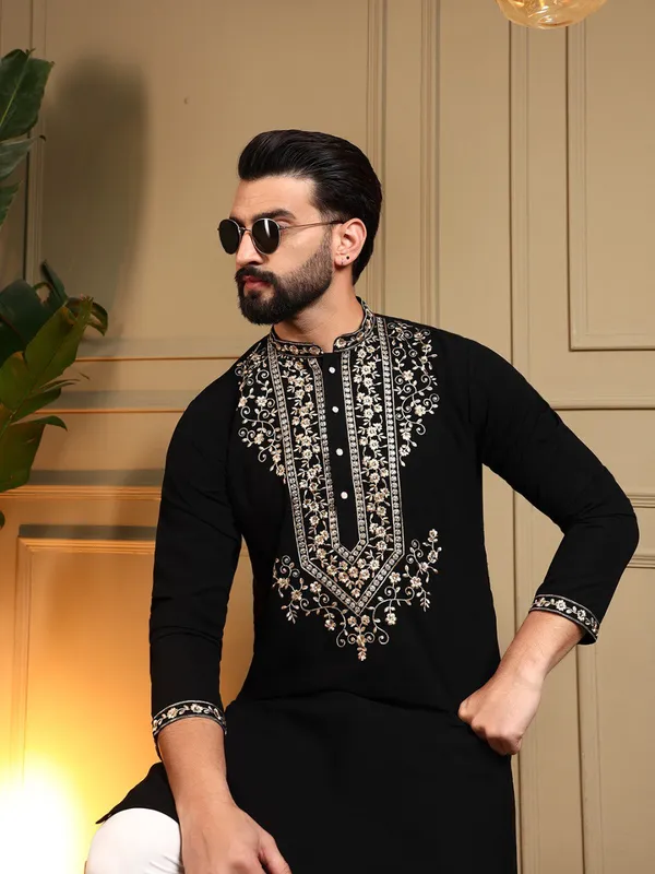 Black_Cotton_Straight_Embroidered_Kurta_For_Men
