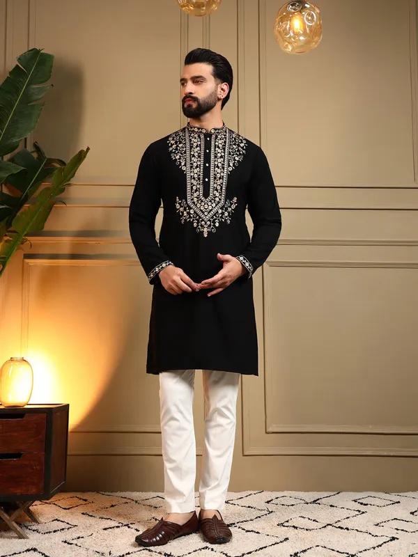 Black_Cotton_Straight_Embroidered_Kurta_For_Men