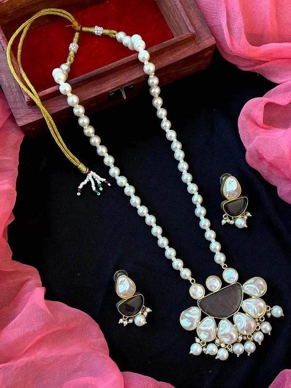 Monalisa_Stone_With_Shell_Pearl_Pendant_Necklace_With_Earring_Set_For_Women_&_Girls