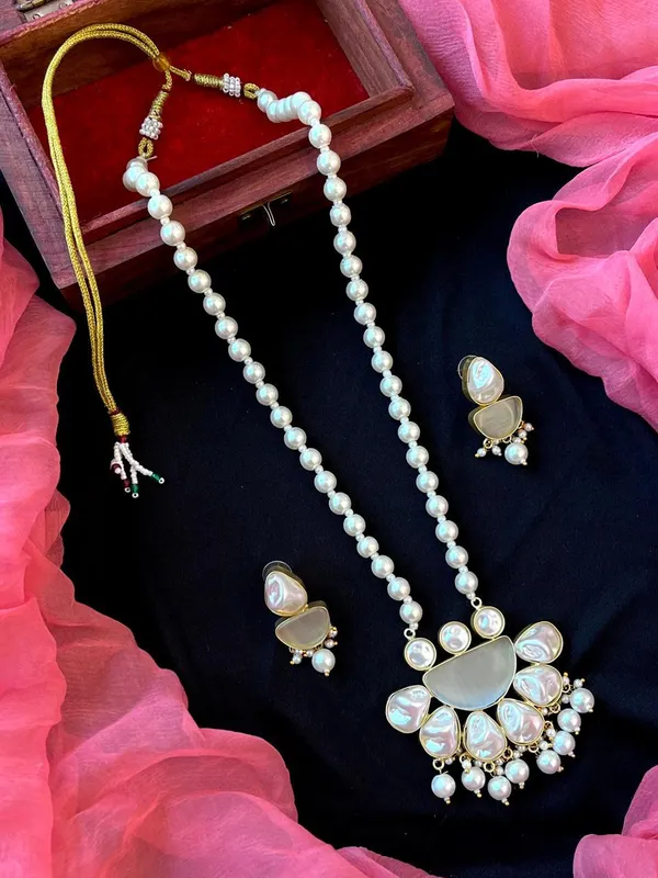 Monalisa_Stone_With_Shell_Pearl_Pendant_Necklace_With_Earring_Set_For_Women_&_Girls