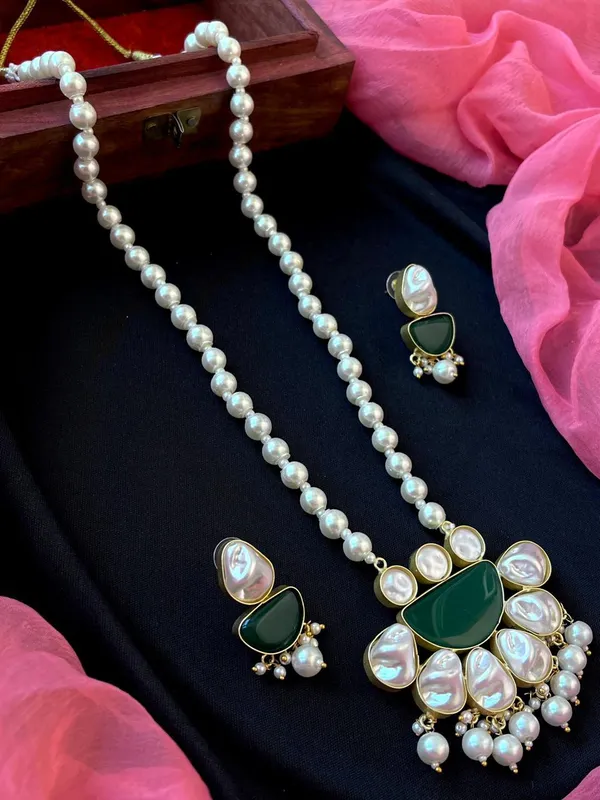 Monalisa_Stone_With_Shell_Pearl_Pendant_Necklace_With_Earring_Set_For_Women_&_Girls