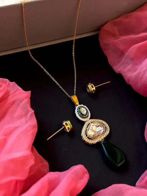 Kundan_With_Stone_Pendant_Chain_Necklace_And_Kundan_Earring_Set_For_Women_&_Girls