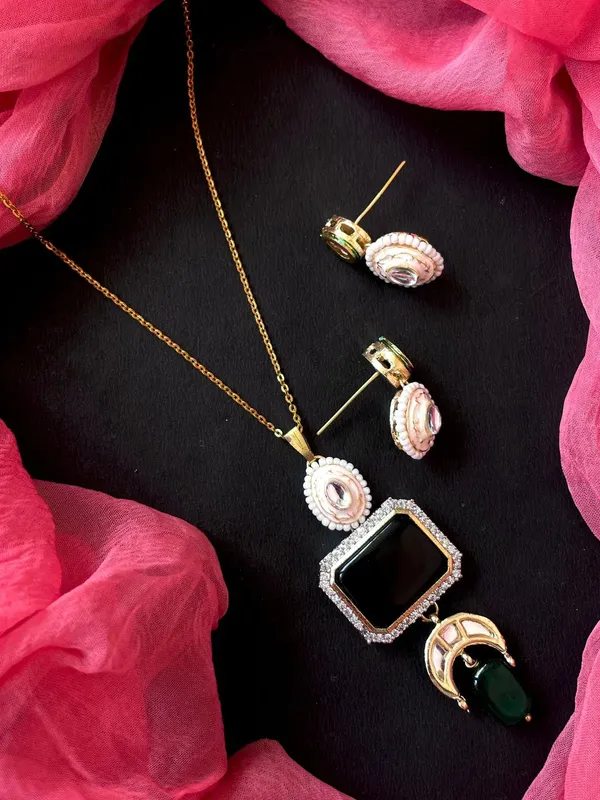 Ad_With_Monalisa_Stone_Kundan_Meenakari_Pendant_With_Earring_Set_For_Women_&_Girls