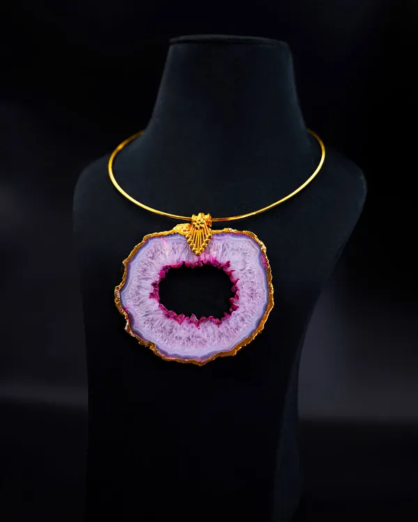 Purple_Gem_Flower_Necklace_Agate_Slice_Stone_And_Brass_Hasli