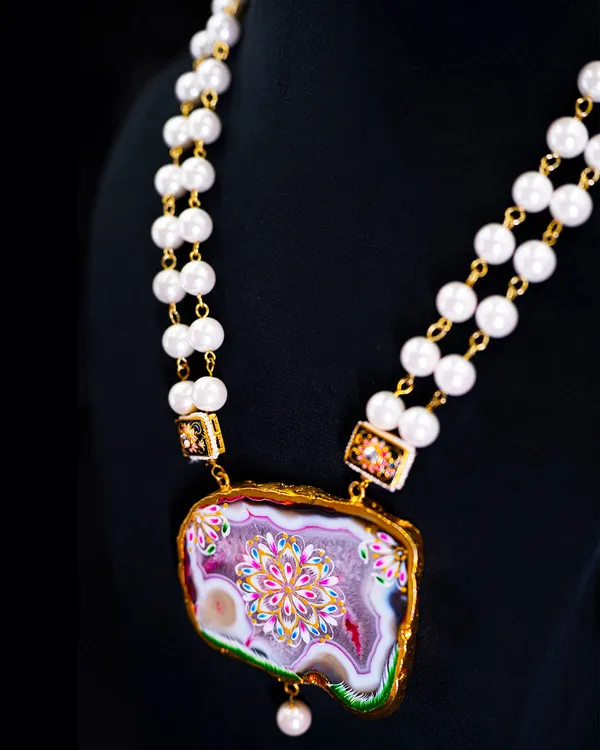 White_Golden_Links_Opera_Necklace_With_Shell_Pearls_And_Hand_Painted_Agate_Slice_Pendant