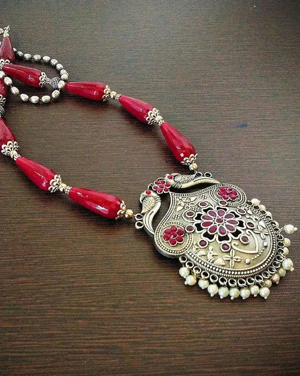 Red_Rose_Dust_Agate_Drops_And_Brass_Pendant_Necklace