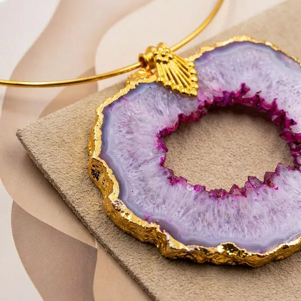 Purple_Gem_Flower_Necklace_Agate_Slice_Stone_And_Brass_Hasli