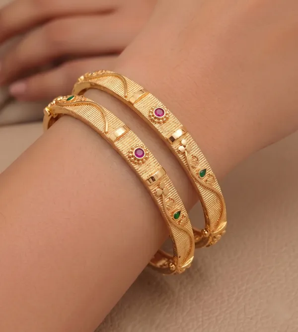 Elegant_Gold-Plated_Textured_Bangles_with_Stone_Detailing_for_Women