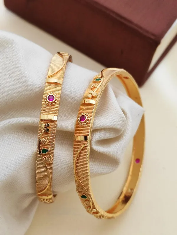 Elegant_Gold-Plated_Textured_Bangles_with_Stone_Detailing_for_Women