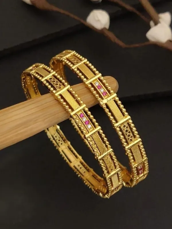 Royal_Heritage_Gold_Plated_Textured_Bangle_Set_with_Ruby_Accent