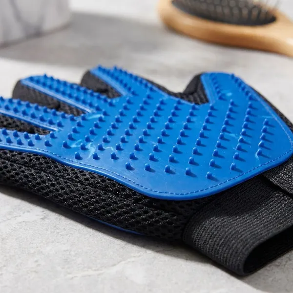 Multicolor_Grooming_Gloves__Cat_Deshedding,_Massaging,_Bathing,_Hair_Remover,_Soothing_Bristles,_Ergonomic_Design,_Easy_Cleaning_For_Pet_Dog_(Pack_Of_2)