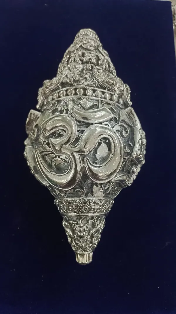 Silver_Pure_Elegant_Shankh_Sacred_Conch_For_Pooja,_Vastu_&_Spiritual_Decor
