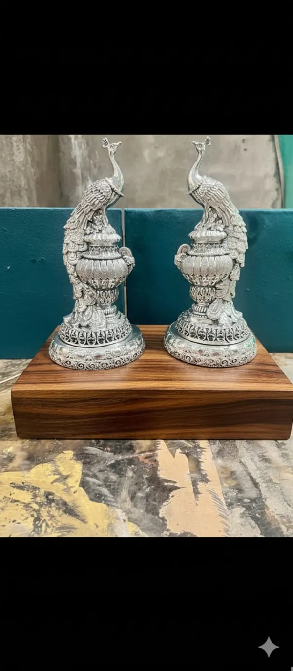 Silver_Royal_Splendor_Twin_Premium_Peacock_On_Wooden_Base_Figurine_Set