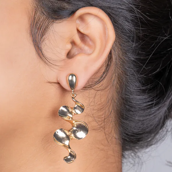 Golden_Flow_Vibes_Anti_Tarnish_Earring_For_Women_And_Girls