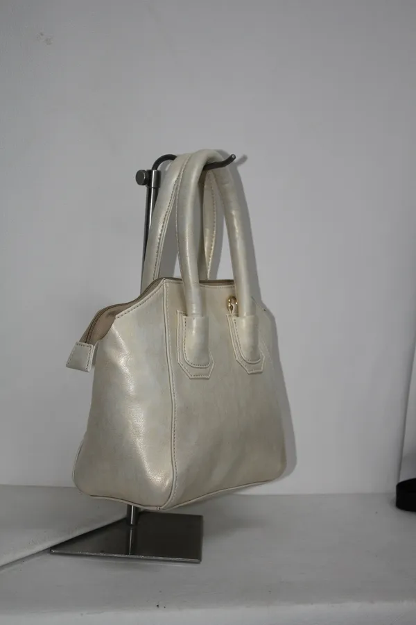 White_Polyurethane_Hand_Bag_for_Men_&_Women