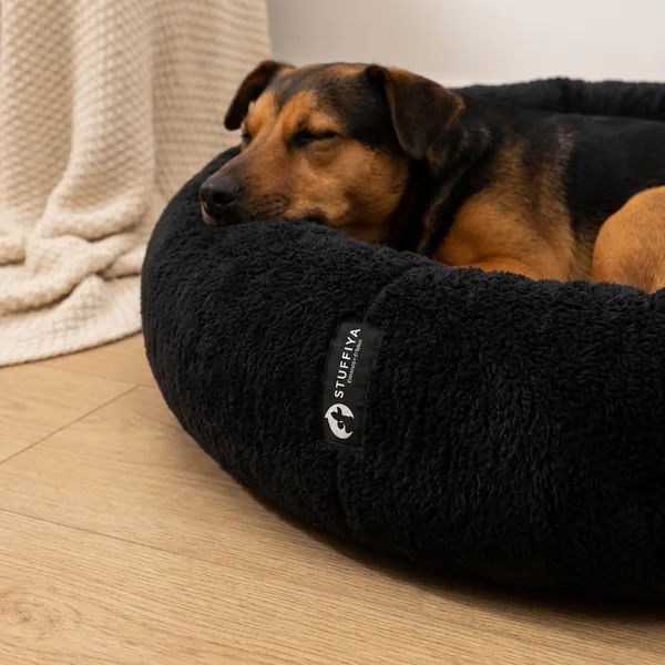 Oval_Shaped_Faux_Fur_Pet_Bed_For_Dogs_Kittens_L_Black