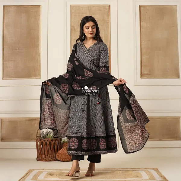 Black_Heavy_Look_Flaired_Kurti_Work_On_V-Neck_Cotton_Kurti_Pant_Dupatta_Salwar_Kameez_For_Women