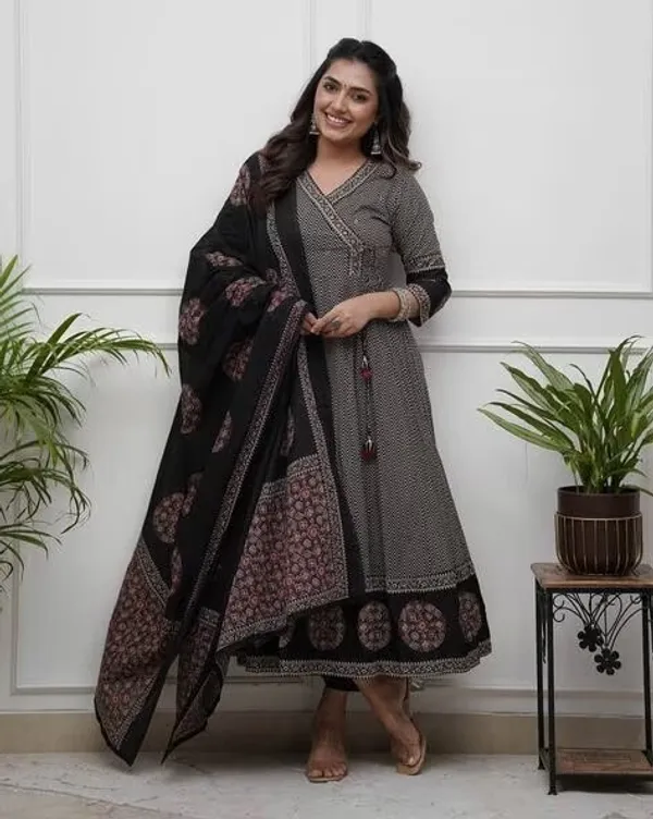 Black_Heavy_Look_Flaired_Kurti_Work_On_V-Neck_Cotton_Kurti_Pant_Dupatta_Salwar_Kameez_For_Women