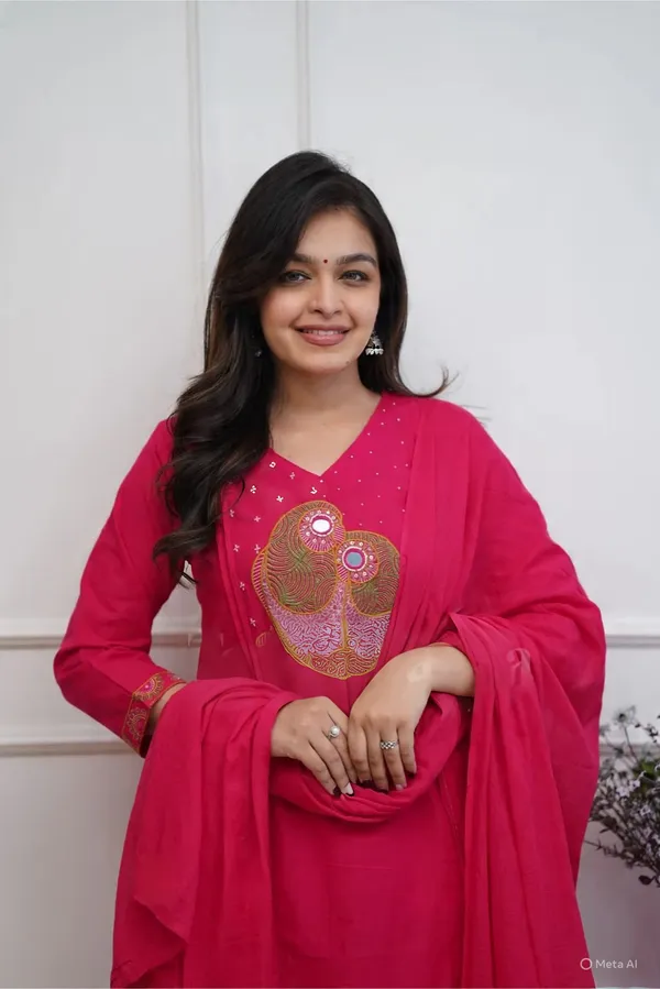 Pink_Ethnic_Motifs_Embroidered_Regular_Thread_Work_Kurta_With_Trousers_&_With_Dupatta_For_Women