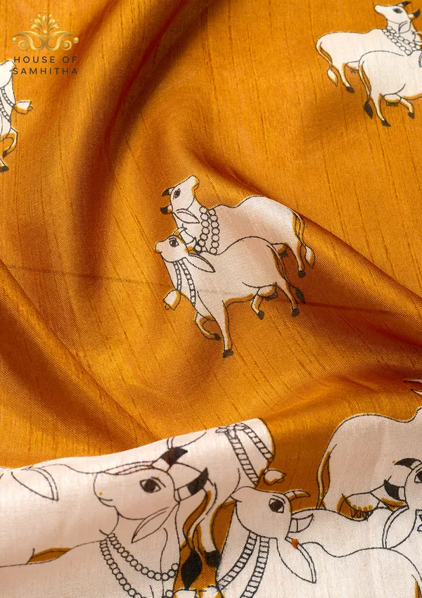 Mustard_Dola_Silk_Saree_Featuring_Traditional_Pichwai_Cow_Art_And_Contrast_Maroon_Zari_Border