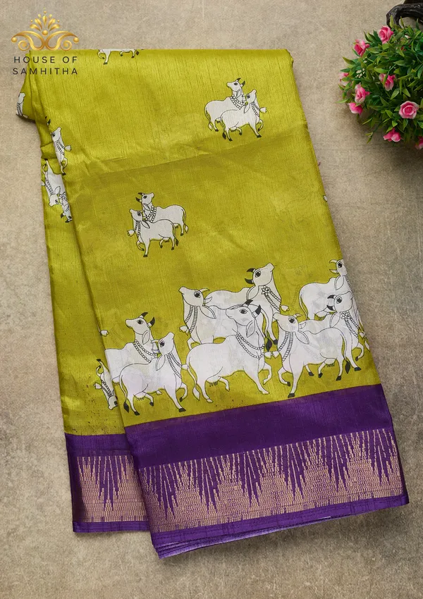 Mehendi_Green_Dola_Silk_Saree_Featuring_Traditional_Pichwai_Cow_Art_And_Contrast_Purple_Zari_Border