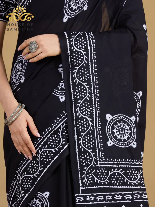 Timeless_Black_Pure_Jaipuri_Cotton_Saree_With_Traditional_Hand-Block_Batik_Prints