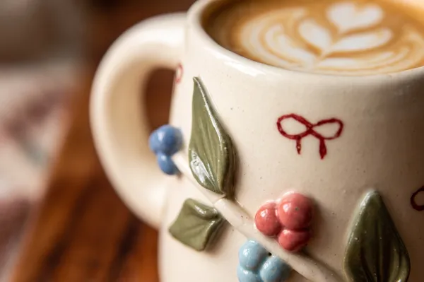 Cream_Premium_Quality_Ceramic_Berry_Leaves_Mug_