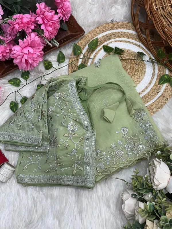 Green_Crunchy_Silk_Saree_For_Women