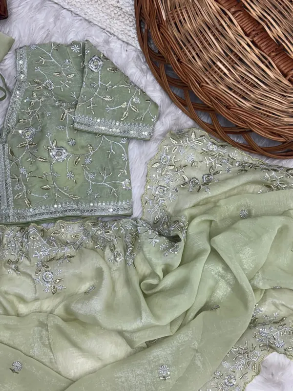 Green_Crunchy_Silk_Saree_For_Women
